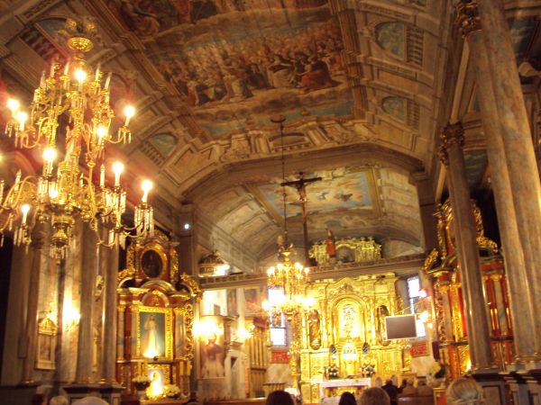 z nawy na ołtarz główny, zwraca uwagę bogata polichromia sufitowa z końca XIX wieku autorstwa Pawła i Jana Bogdańskich.