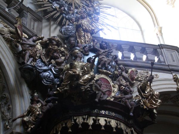 ambona - tu baldachim i sąsiadujące fragmenty otoczenia.