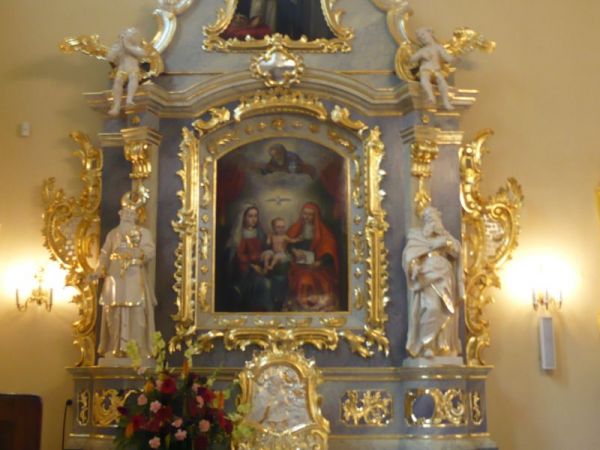 Ołtarz boczny z obrazem św. Anny Samotrzeciej.