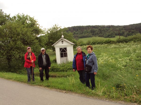 kapliczka przydrożna , zwieńczona hełmem baniastym w miniaturze na dachu  /symbolizuje cerkiewną więźbę dachową/  oraz krzyżem prawosławnym.