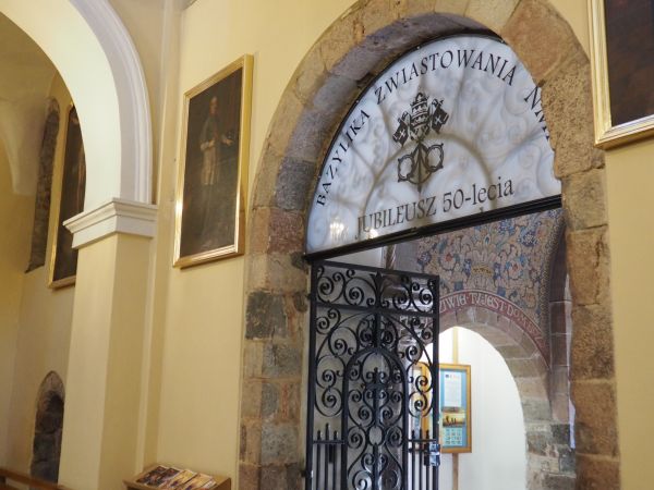 brama pomiędzy nawą kościoła a kruchtą i krużgankami klasztornymi.