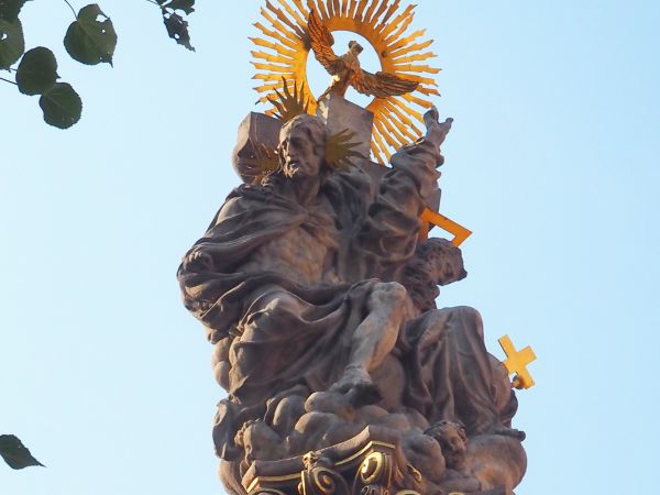zwieńczenie kolumny z przedstawieniem Wizerunku Trójcy Świętej, z figurami postaci biblijnych, kartuszem herbowym.