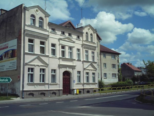 Częściowo odnowiona kamienica przy zbiegu ulic Juliusza Kossaka i Alei Wolności.