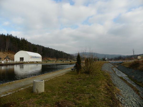 Jedlina Zdrój-Staw ,Hala do gry w bule, Boisko