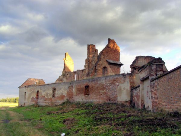 ZAWIEPRZYCE - RUINY KOMPLEKSU PAŁACOWEGO
ORANŻERIA Z PRZYLEGAJĄCYM FRAGMENTEM MURU.