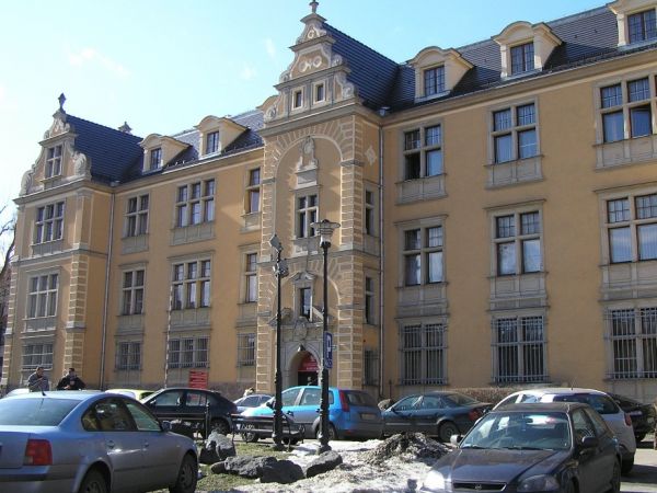 Zespół zamkowy Czettritzów, rozbudowany na siedzibę administracji książąt Hochberg von Pless. Obecnie siedziba Państwowej  Wyższej Szkoły Zawodowej