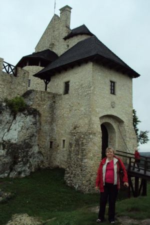 radujemy się z faktu dotarcia do bram zamkowych - zawsze jest ich kilka - a tu n/z na Szlaku Orlich Gniazd - zamków na szlaku jest 12 i pałac 1 jest - można je