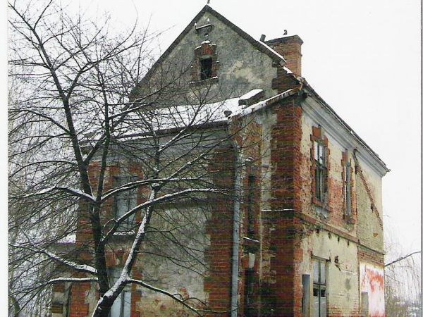 "Koci Zamek" - dlaczego: koci? bo sylwetka - bryła tego budynku , po zmierzchu idąc np. od dołu w kierunku osiedla nazywanego /od niedawna/ Kuwejt, kojarzyć się