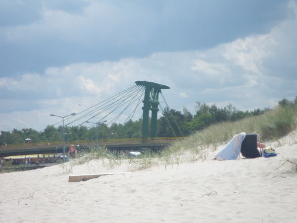 Widok z plaży na nowy most w Dźwirzynie
