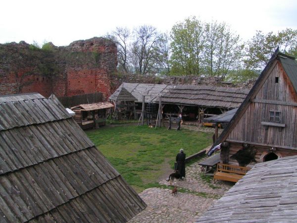 Dziedziniec zamku. Stare Drawsko - maj 2010