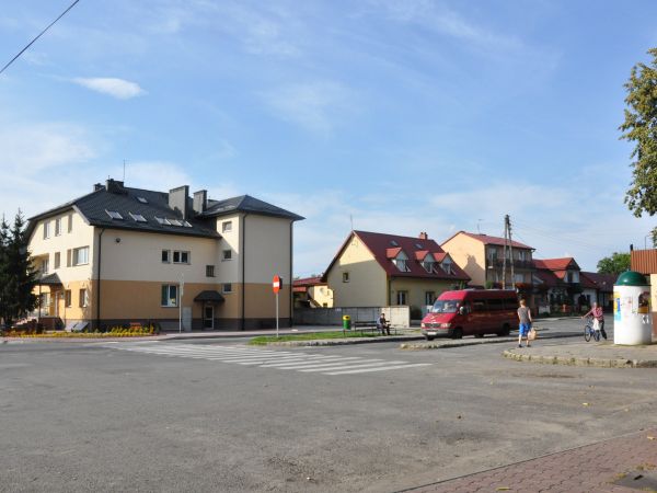 Przystanek busow, PKS, linii podmiejskiej "16B" (tuz kolo osrodka zdrowia) - 1,5 km od gospodarstwa