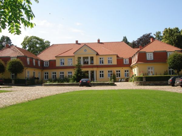 Hotel dwor "Szesc Debow"

http://www.prusewo.pl/