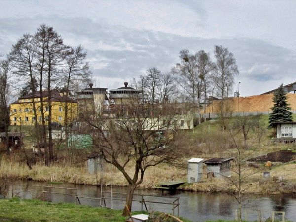 Widok zza rzeki Wdy na zakład Steico i bloki przy ulicy Mickiewicza