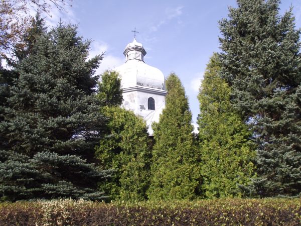 cerkiewna kopuła na wysokim bębnie narożnego sklepienia, z pełnymi latarniami, w stylu bizantyjskim, pokryta obecnie blachą.