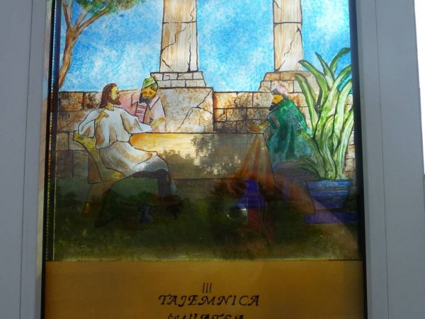 Ręcznie malowane witraże przy każdym gospodarstwie