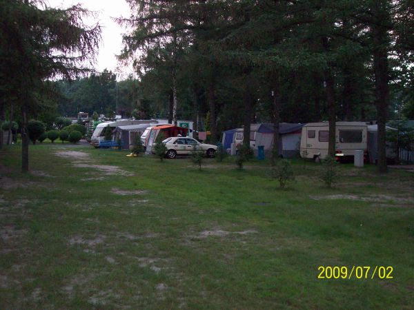 Pole kempingowo-namiotowe na terenie ośrodka w Bąkowie