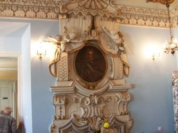 Jedna z sal pałacu- portret Augusta Mocnego-przebywała tez w tym pałacu hrabina Kosel