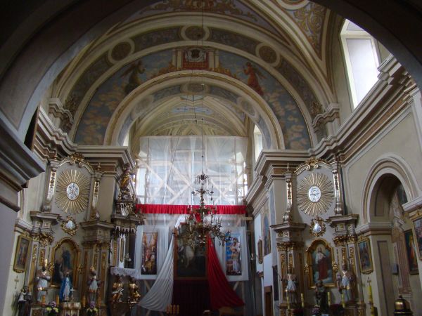 Wyposażenie wnętrza kościoła barokowe z XVIII wieku.