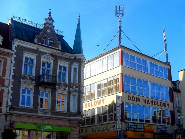 Dom handlowy i ciekawy budynek mieszkalny na rogu Rynku