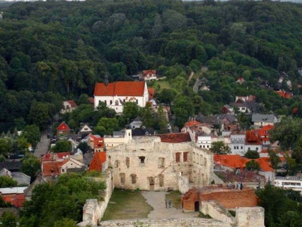 Widok z baszty na ruiny Zamku Dolnego i miasto, W tle klasztor oo. Reformatow.