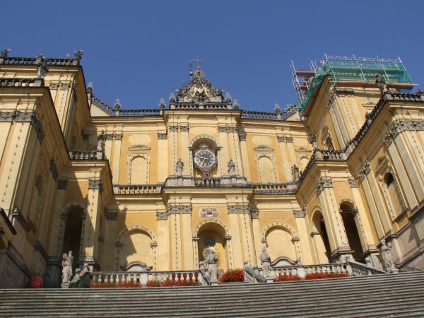 do świątyni prowadzą monumentalne, kamienne schody o trzech ciągach. Wszystkich stopni jest 56, z czego 33 w środkowym ciągu symbolizuje lata życia Jezusa na Zi