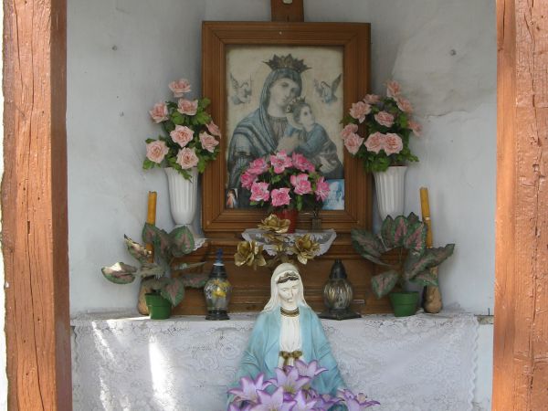 wystrój - uposażenie zabytkowej kaplicy przydrożnej /ośmioboczna bryła/.