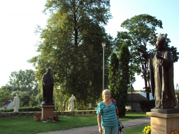 w Ogrodach Papieskich - w zespole / założeniu kościelnym.