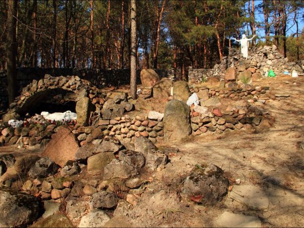 Bazylika Zwiastowania NMP w Leżajsku – wzniesiona w miejscu, gdzie według tradycji ukazała się w 1590 roku Tomaszowi Michałce Matka Boska. Sprawują nad nią opie