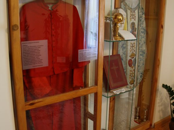 szata kardynalska i ornat - w gablotach zbiorów Muzeum Prymasa Wyszyńskiego.