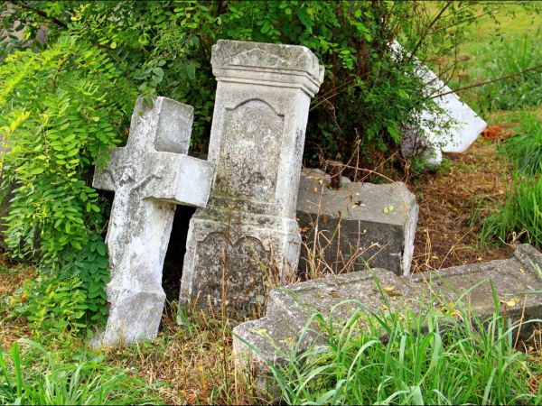 Opuszczona , murowana cerkiew greckokatolicka w Cieszanowie.