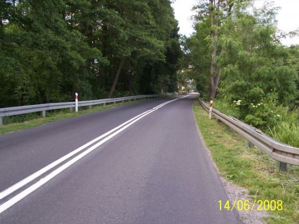 Wjazd do Szumiradu od Opola, z prawej rezerwat.