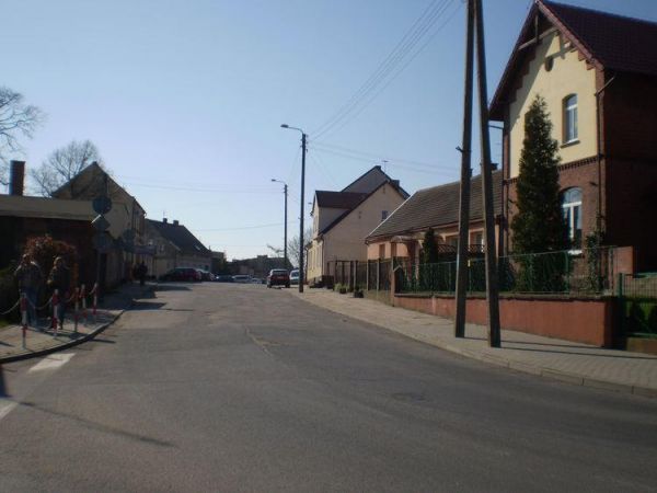 Sępólno Krajeńskie - skrzyżowanie ul. Wojska Polskiego i ul. Nowy Rynek, przedszkole nr 1 na pierwszym planie.