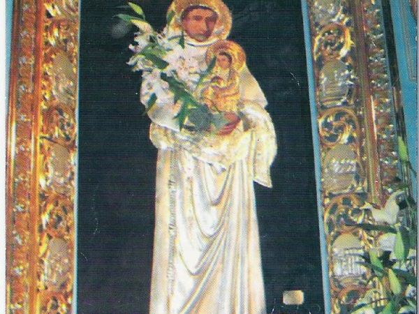 Obraz przedstawiający św. Antoniego z Padwy z Dzieciątkiem /które - prawą ręką łaskocze w stopę/ - w ołtarzu po prawej kościoła pw. Podwyższenia Krzyża Świętego