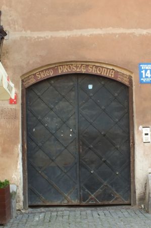 Wejście do jednego ze sklepów w rynku