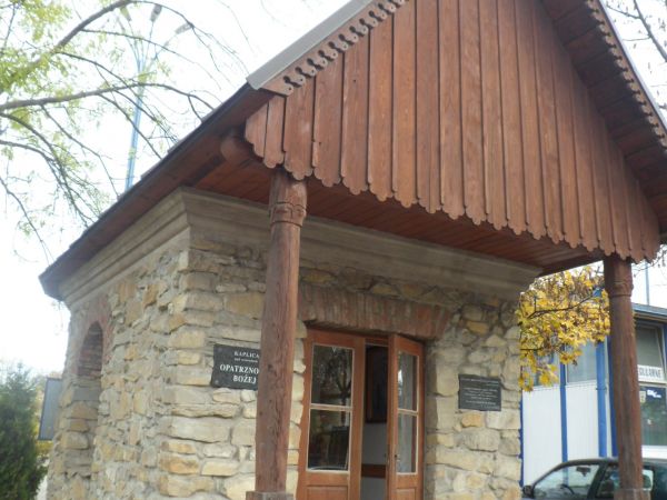 kapliczka przydrożna wyznawców obrządku grecko-katolickiego pw. Opatrzności Bożej, starannie odremontowana, zadbana, wnętrze z ołtarzykiem ukwiecone, otoczenie