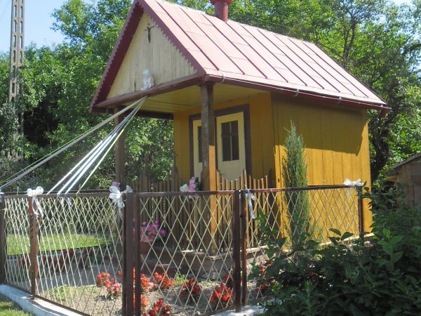 Kapliczka Jana Nepomucena wybudowana w 1911 roku, gruntownie  wyremontowana w 1986 roku.