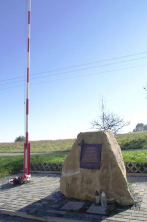 obelisk z krzyżem i tablicą - wspomnienie "Katastrofy Smoleńskiej" i "Mordu Katyńskiego" - uroczystości z kwietnia 2012 roku.