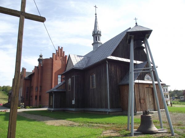 kościoły - stary i nowy, ksiądz - były proboszcz wiele nam opowiadał o dążeniach i różnych problemach przy wznoszeniu nowego kościoła a czasy nie były łatwe.