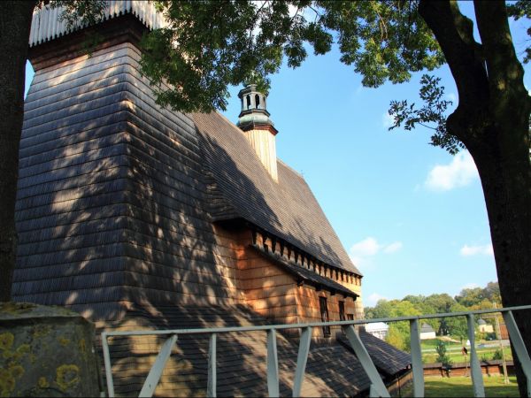 Kościół Wniebowzięcia NMP i św. Michała Archanioła . Na  liście światowego dziedzictwa UNESCO . Kościół w Haczowie jest największym gotyckim drewnianym kościołe