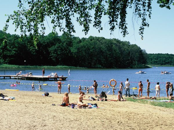 Wolsztyn, plaża w parku nad j. Wolsztyńskim.