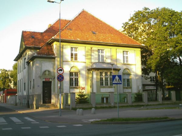 Budowniczowie tego budynku nie spodziewali się że tyle pokoleń będzie ogladało efekt ich pracy.
Róg ul. Juliana Węgrzynowicza i Aleji Zwycięstwa.