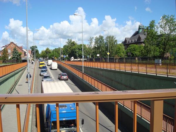 Wiadukt pod mostem kolejowym. Widok z ul. Dworcowej na ul. Zwycięstwa