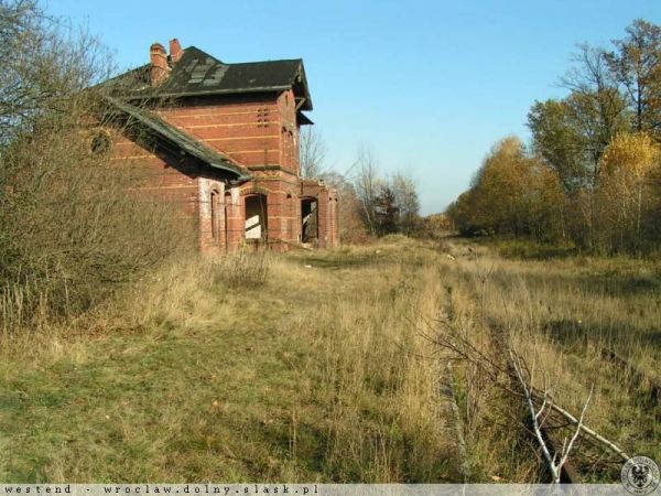 Zdewastowany budynek stacji kolejowej po 200 roku.