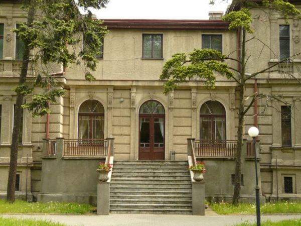 Ulica Kazimierza Puławskiego. Jej pierwsza nazwa brzmiała jednak: „ul. Augustowska” , a kolejna „ul. Juliusza”. Warto wiedzieć, że w koń