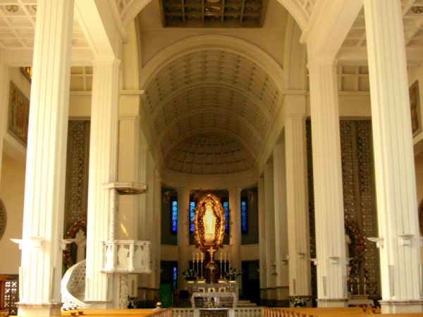 Niepokalanów - Sanktuarium Maryjne. Wnętrze Bazyliki Mniejszej.