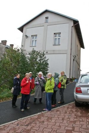 jesteśmy przed adresem : ul. Sanocka 2 - i tu przed Domem Żydowskim - Muzeum, n/z w środku pani Malka Shacham Dor On - przyjechała z Izraela "na stare śmieci" p