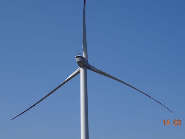 turbina wiatrowa - prędkość wiru łopat śmigła to 285 km/godz. - Firma "Martiifer".