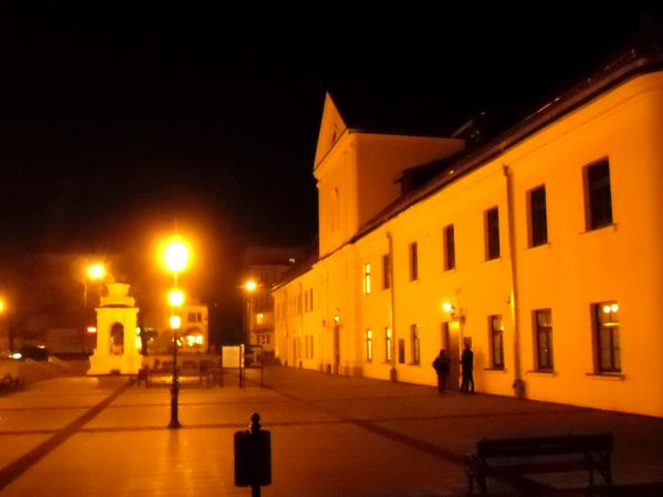 Lubelskie Centrum Kultury w nocnej scenerii.