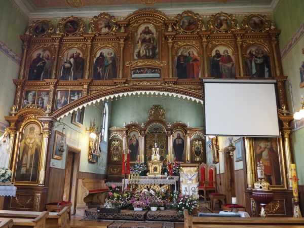 cerkiew - we wnętrzu zachował się w całości ikonostas, lecz jego środkowa część z carskimi wrotami i drzwiami diakońskimi została umieszczona na tylnej ścianie