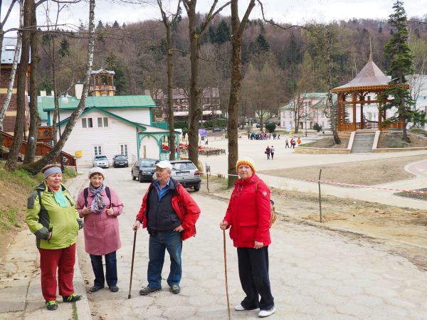 schodzimy do centrum kurortu, tam na zdjęciu od lewej : Dom Zdrojowy, nad nim wieża Bazar-u, Plac Dietla, Stary Pałac . Tu, gdzie teraz altana / pergola - tam d
